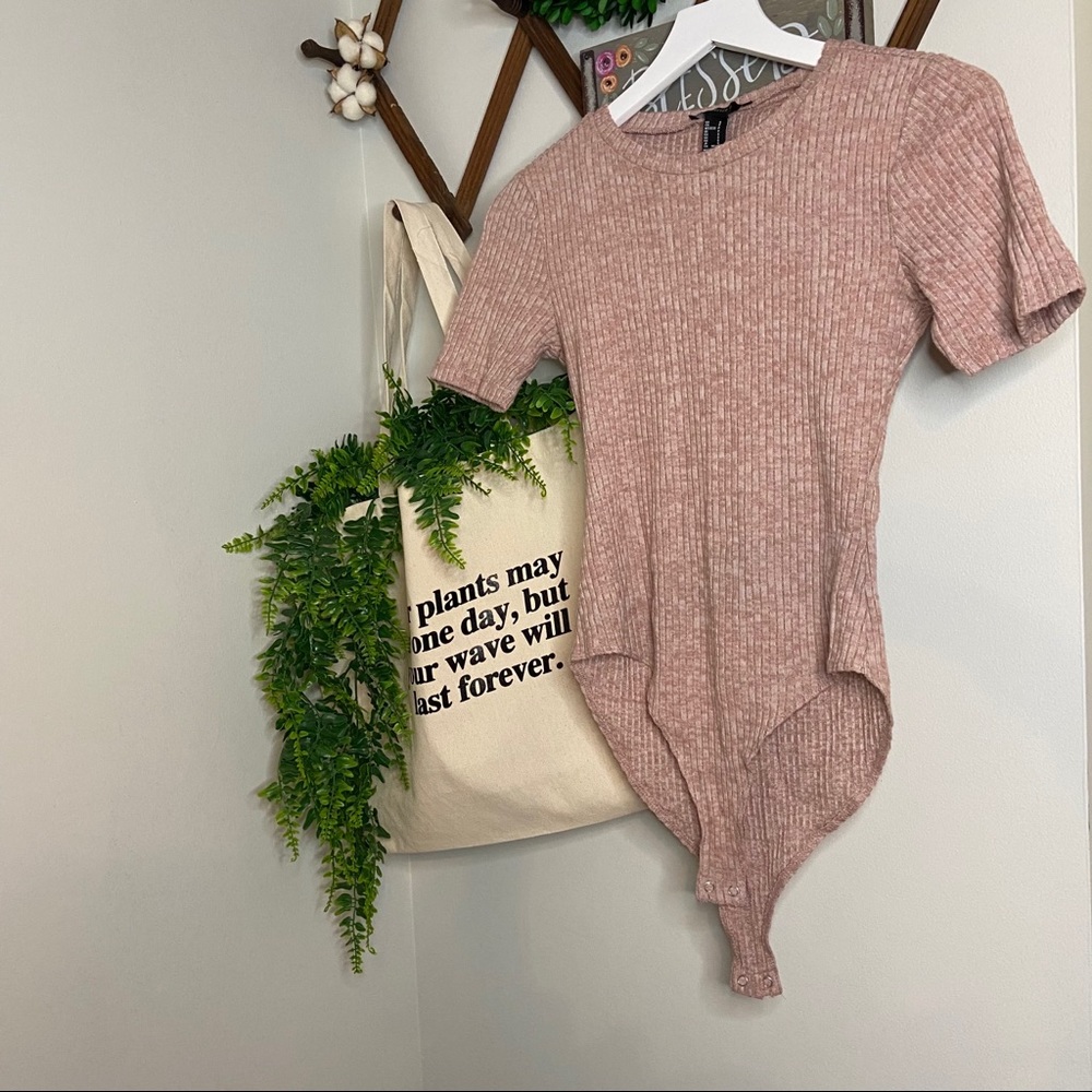 FOREVER 21 Short Sleeve Blush  Bodysuit Small